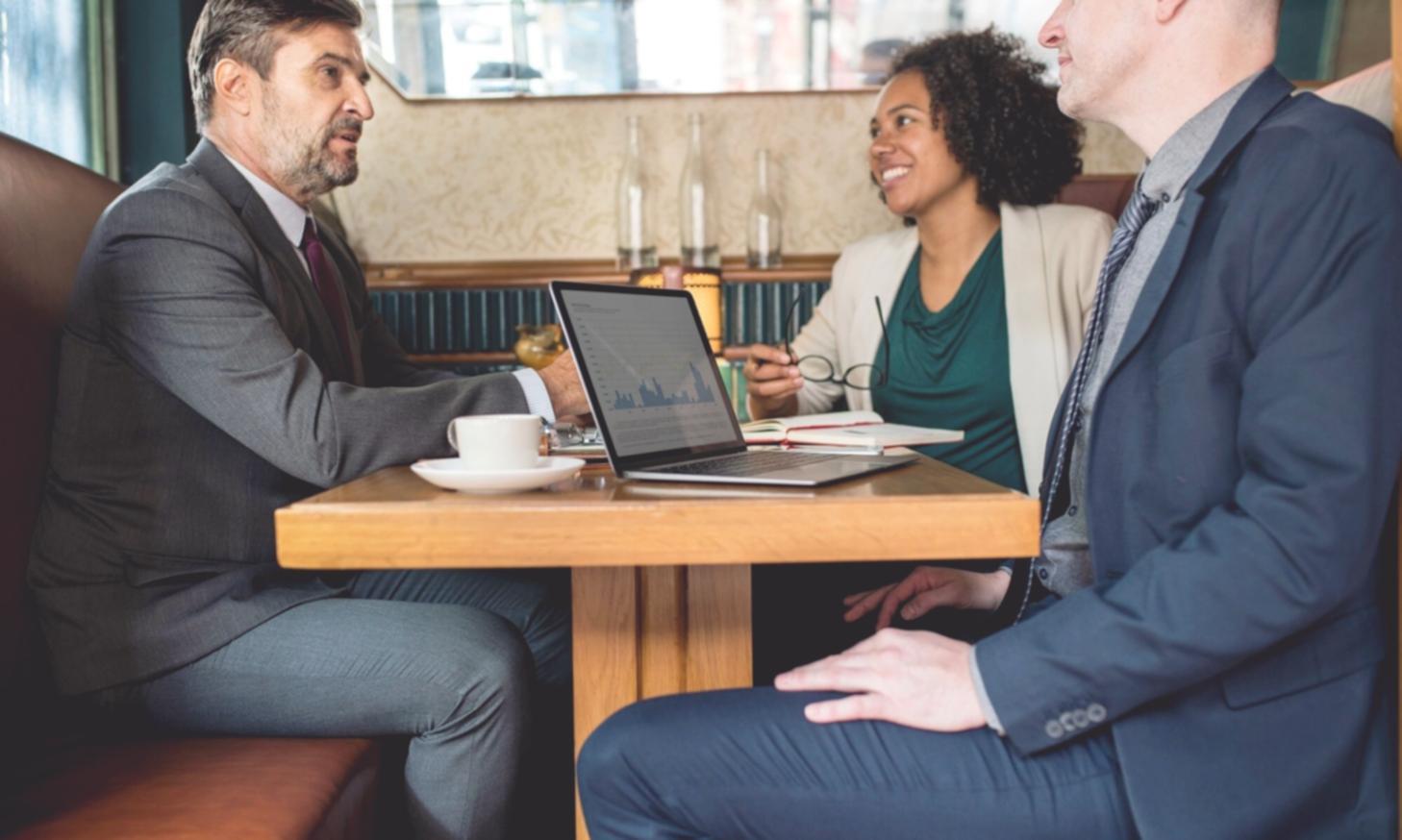 Moderne Arbeitsplätze mit Computern und Finanzanalyse-Software